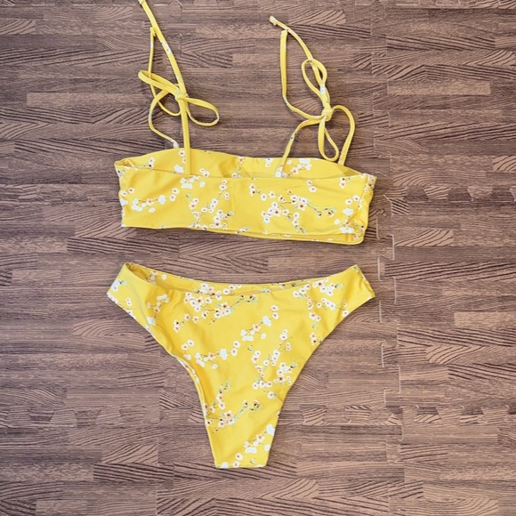ROMWE BIKINI TOP AND BOTTOM FLORAL YELLOW WITH TIE STRAPS SIZE SMALL - Picture 4 of 4
